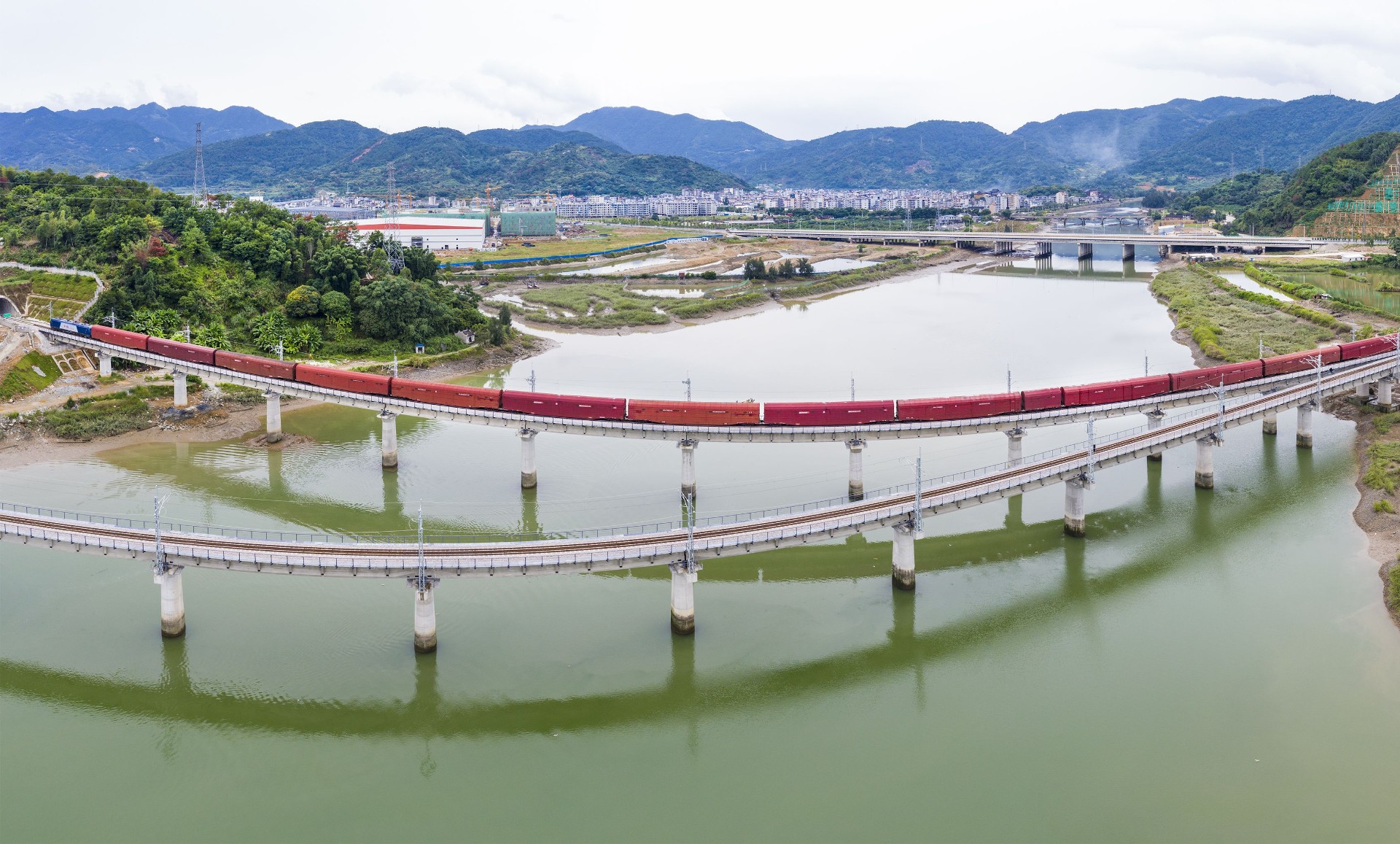 1704352283476255.jpg 寧德汽車基地鐵路專用線正式通車運(yùn)營(yíng).jpg